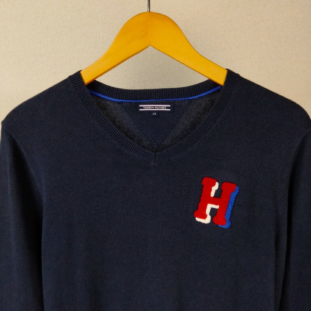 TOMMY HILFIGER(トミーヒルフィガー)のトミーヒルフィガー　ワンポイントロゴ　Vネック　長袖　ニット　古着　TOMMY レディースのトップス(ニット/セーター)の商品写真