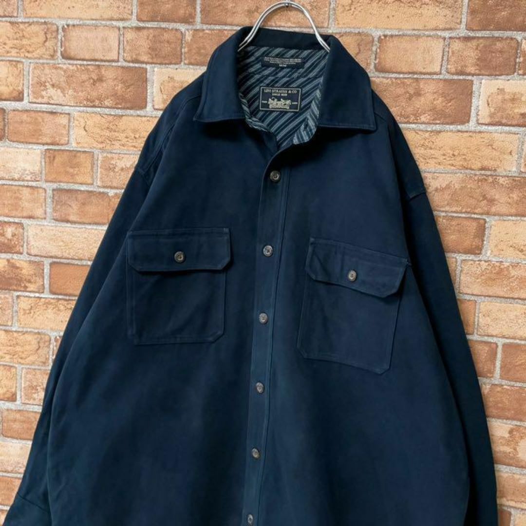 Levi's(リーバイス)のリーバイス　コットンシャツ　長袖　ネイビー　肉厚　ダブルポケット　M メンズのトップス(Tシャツ/カットソー(半袖/袖なし))の商品写真