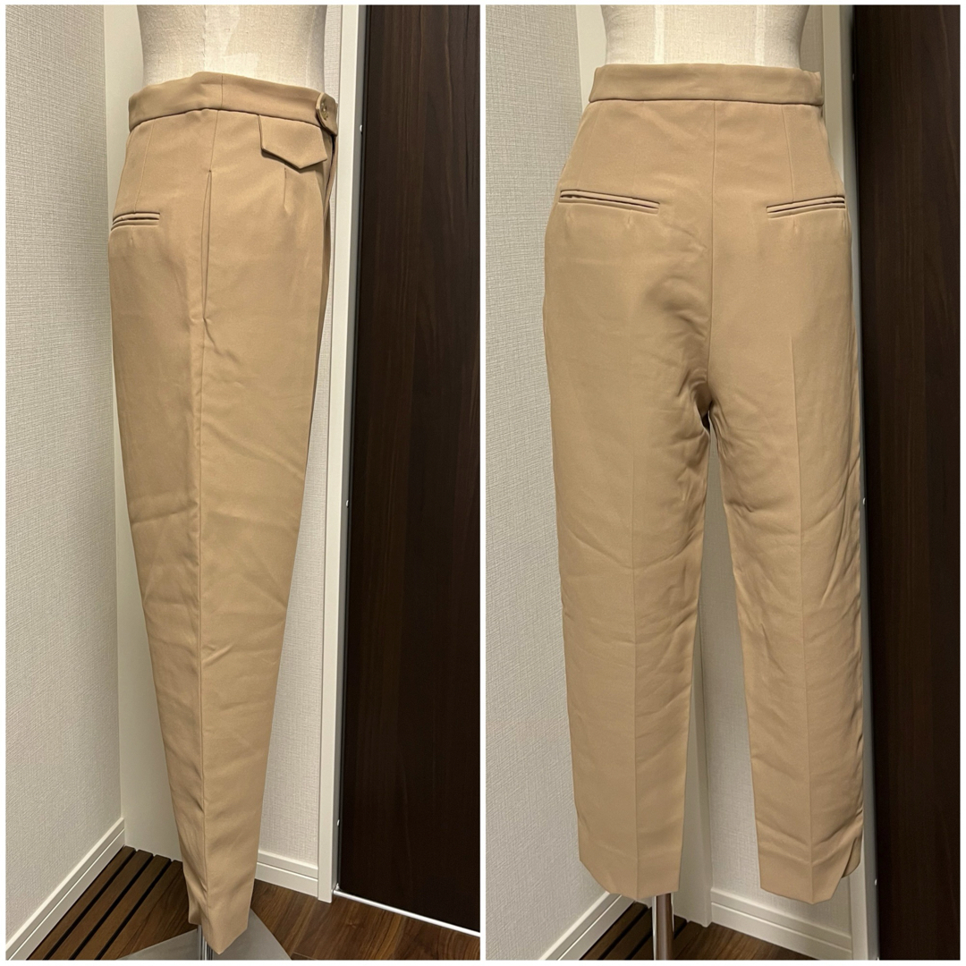 【完売品】HYEON⭐️へヨン carrot tuck pants / chai レディースのパンツ(カジュアルパンツ)の商品写真