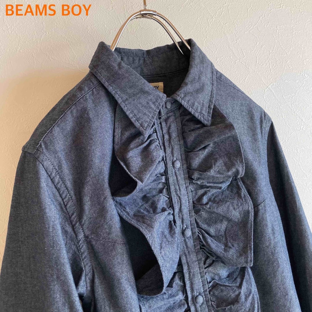 BEAMS BOY(ビームスボーイ)のビームスボーイ ダンガリー くるみ釦 フリル シャツ インディゴ レディースのトップス(シャツ/ブラウス(長袖/七分))の商品写真