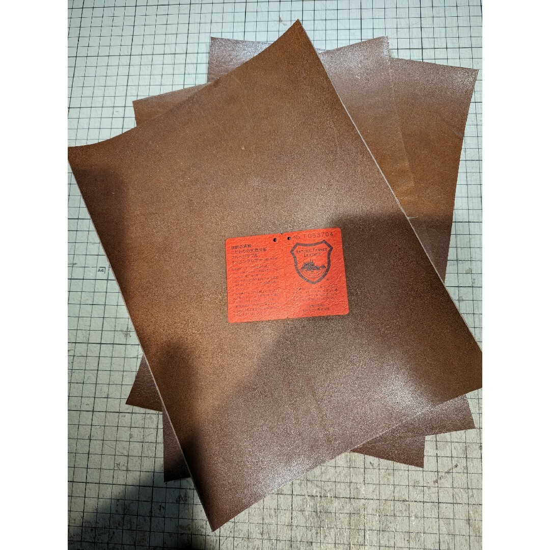 栃木レザー　ピットヌメ革　A4　1.5mm チョコ　３枚セット ハンドメイドの素材/材料(生地/糸)の商品写真