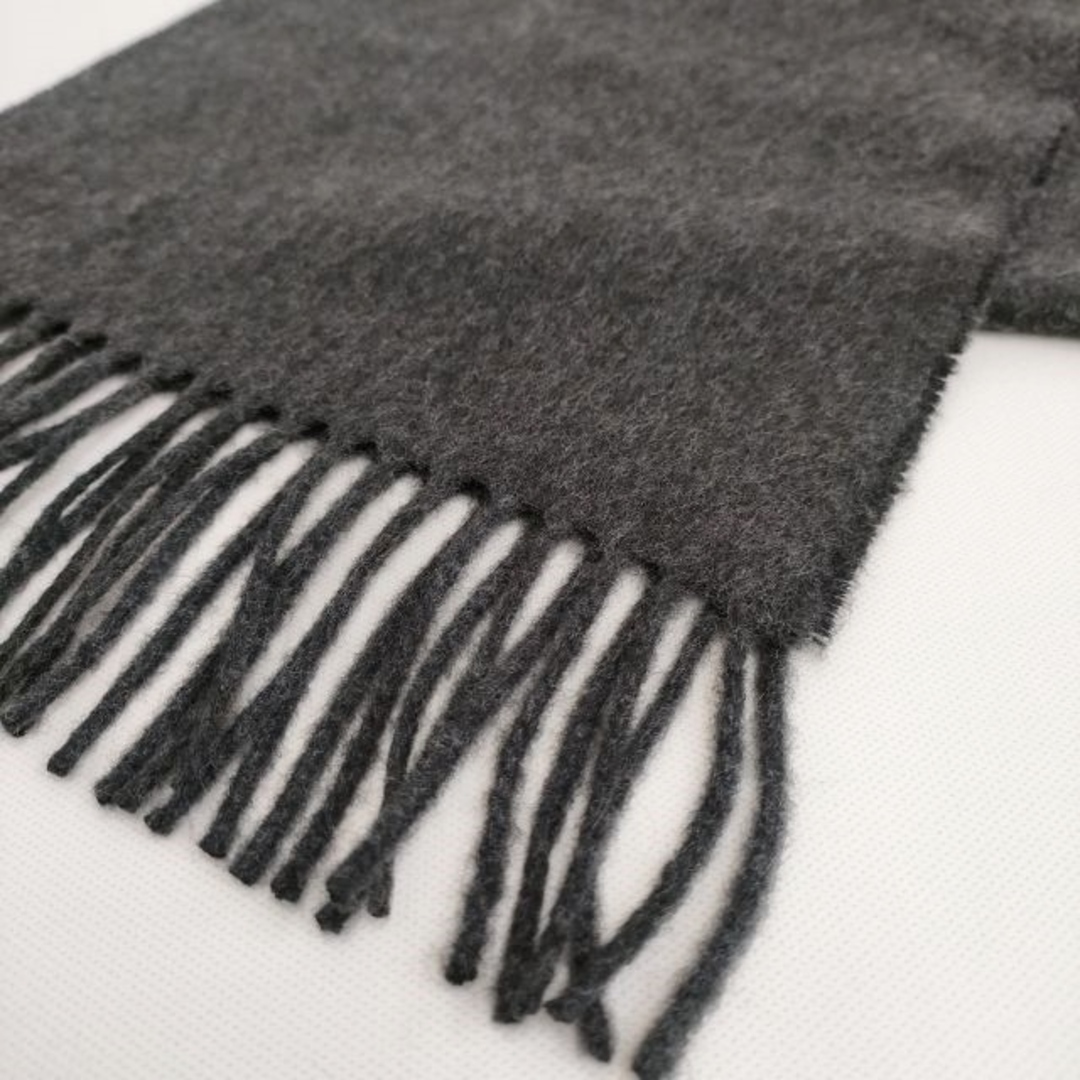 Johnstons(ジョンストンズ)のJohnstons 新品 wovan scarf 定番カシミヤストール マフラーフリンジ 定価25300円 チャコールグレー メンズ ジョンストンズ【中古】4-0402T♪ メンズのファッション小物(ストール)の商品写真