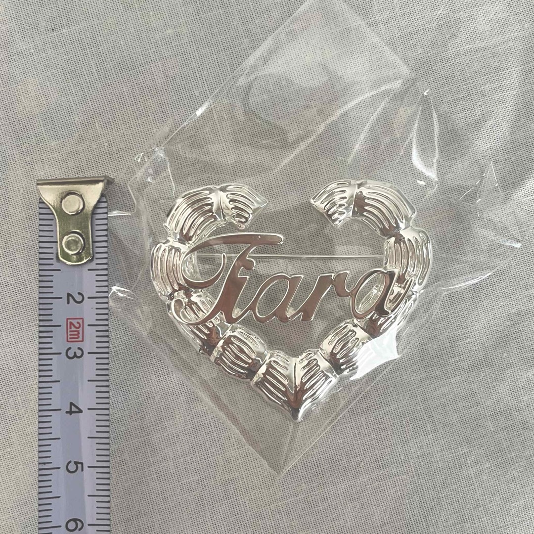 TIARA ノベルティブローチ レディースのアクセサリー(ブローチ/コサージュ)の商品写真