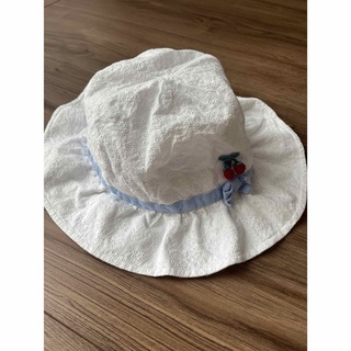 ファミリア(familiar)のファミリア　帽子　familiar  白　さくらんぼ　53㎝、54cm、55cm(帽子)