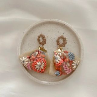 ブラウンフラワーと春カラーインド刺繍リボン　ピアス　アレルギー対応(ピアス)