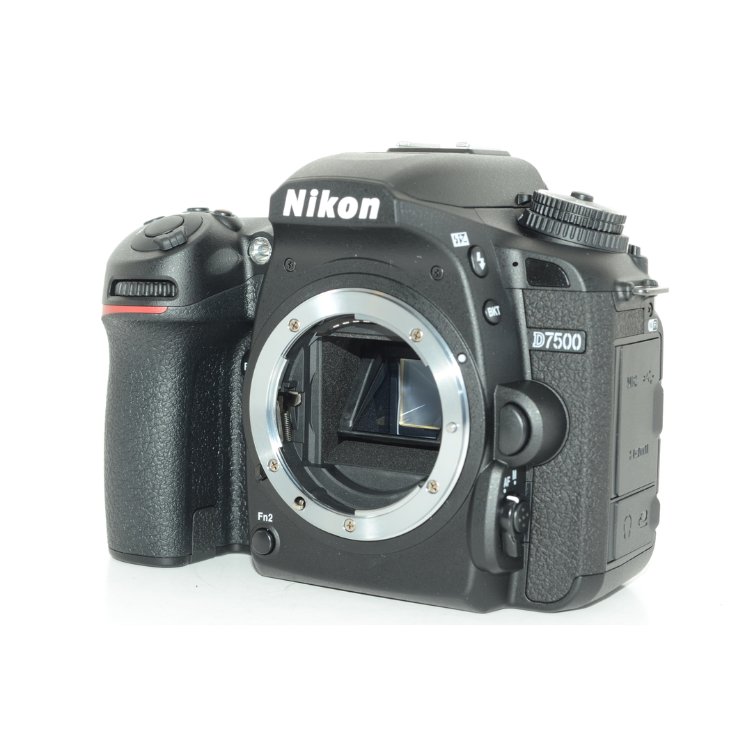 【ほぼ新品】Nikon デジタル一眼レフカメラ D7500 18-140VR レンズキット D7500LK18-140 スマホ/家電/カメラのカメラ(デジタル一眼)の商品写真