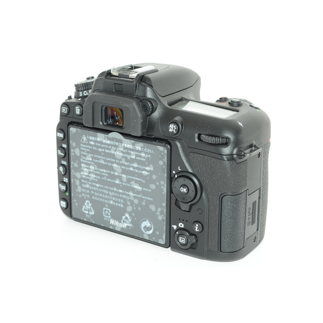 【ほぼ新品】Nikon デジタル一眼レフカメラ D7500 18-140VR レンズキット D7500LK18-140 スマホ/家電/カメラのカメラ(デジタル一眼)の商品写真
