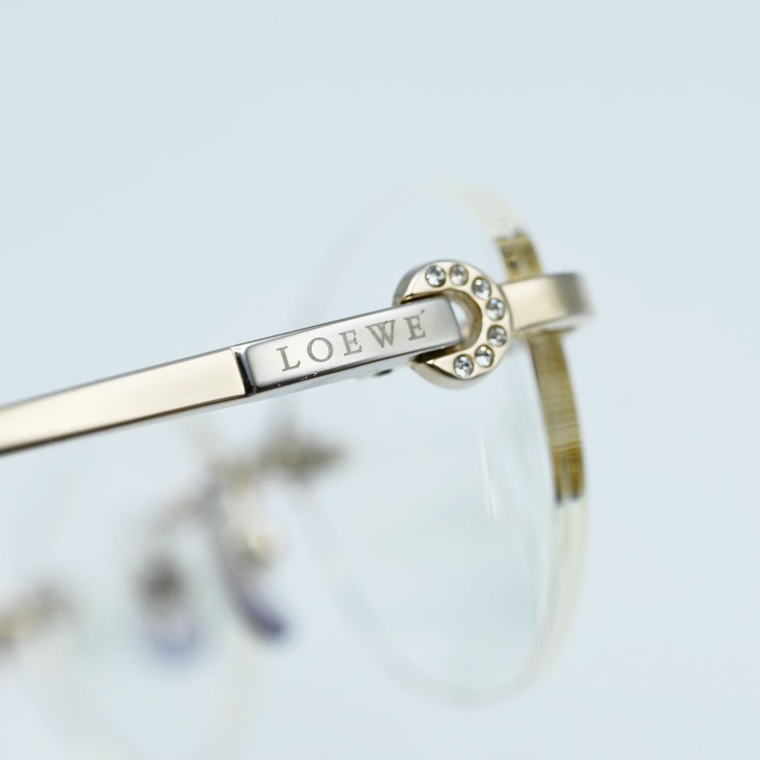 LOEWE(ロエベ)のK04 LOEWE ロエベ サイドロゴ ラインストーン ツーポイント チタンフレーム メガネ 度入り VLW188J レディースのファッション小物(サングラス/メガネ)の商品写真