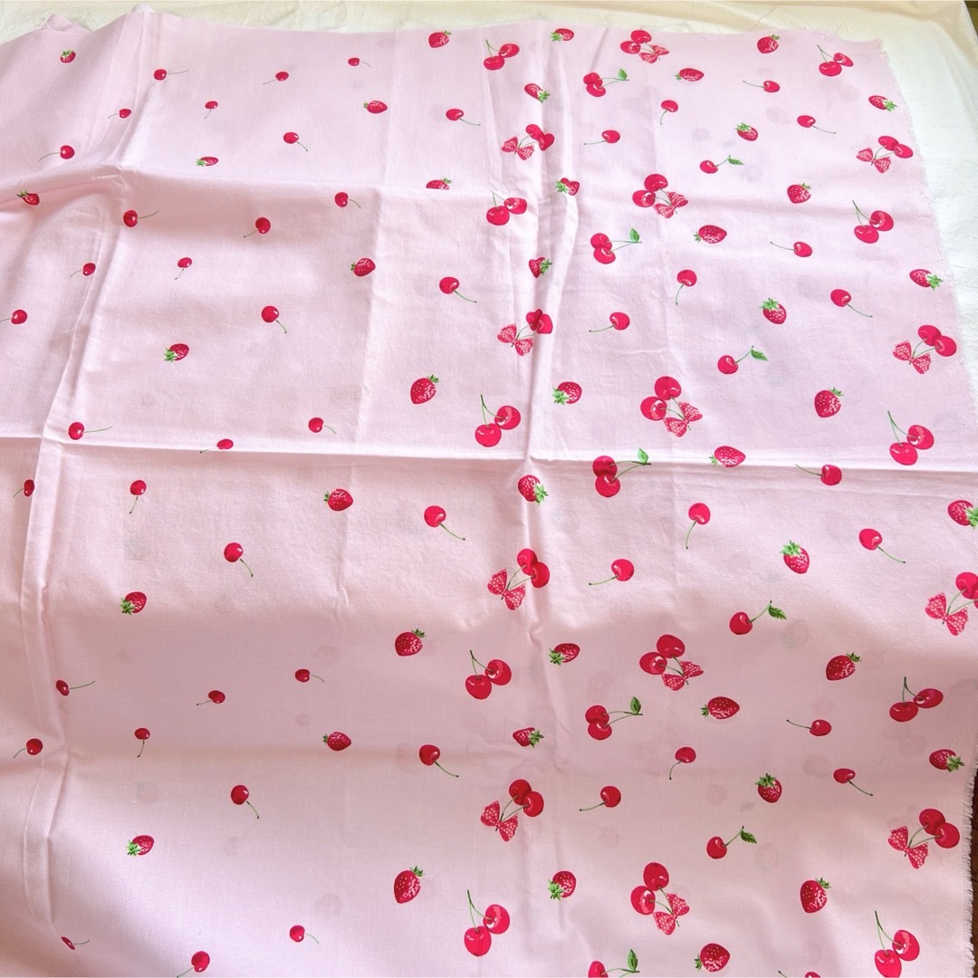 苺柄　さくらんぼ柄　スケア  生地　ピンク ハンドメイドの素材/材料(生地/糸)の商品写真