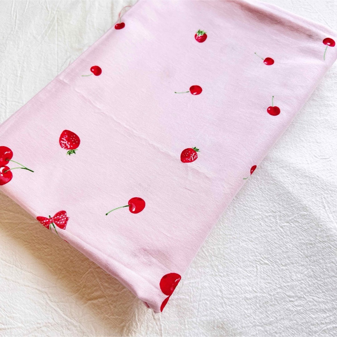 苺柄　さくらんぼ柄　スケア  生地　ピンク ハンドメイドの素材/材料(生地/糸)の商品写真