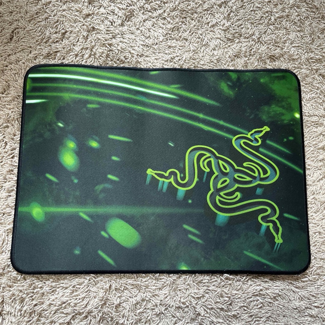 Razer(レイザー)の【美品】Razer マウスパッド　ゲーミング用　Mサイズ【箱無し3000円！】 スマホ/家電/カメラのPC/タブレット(PC周辺機器)の商品写真