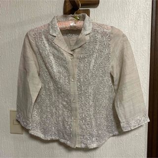 ベージュ系フラワー刺しゅう八分袖ブラウス(実家保管品)(シャツ/ブラウス(長袖/七分))