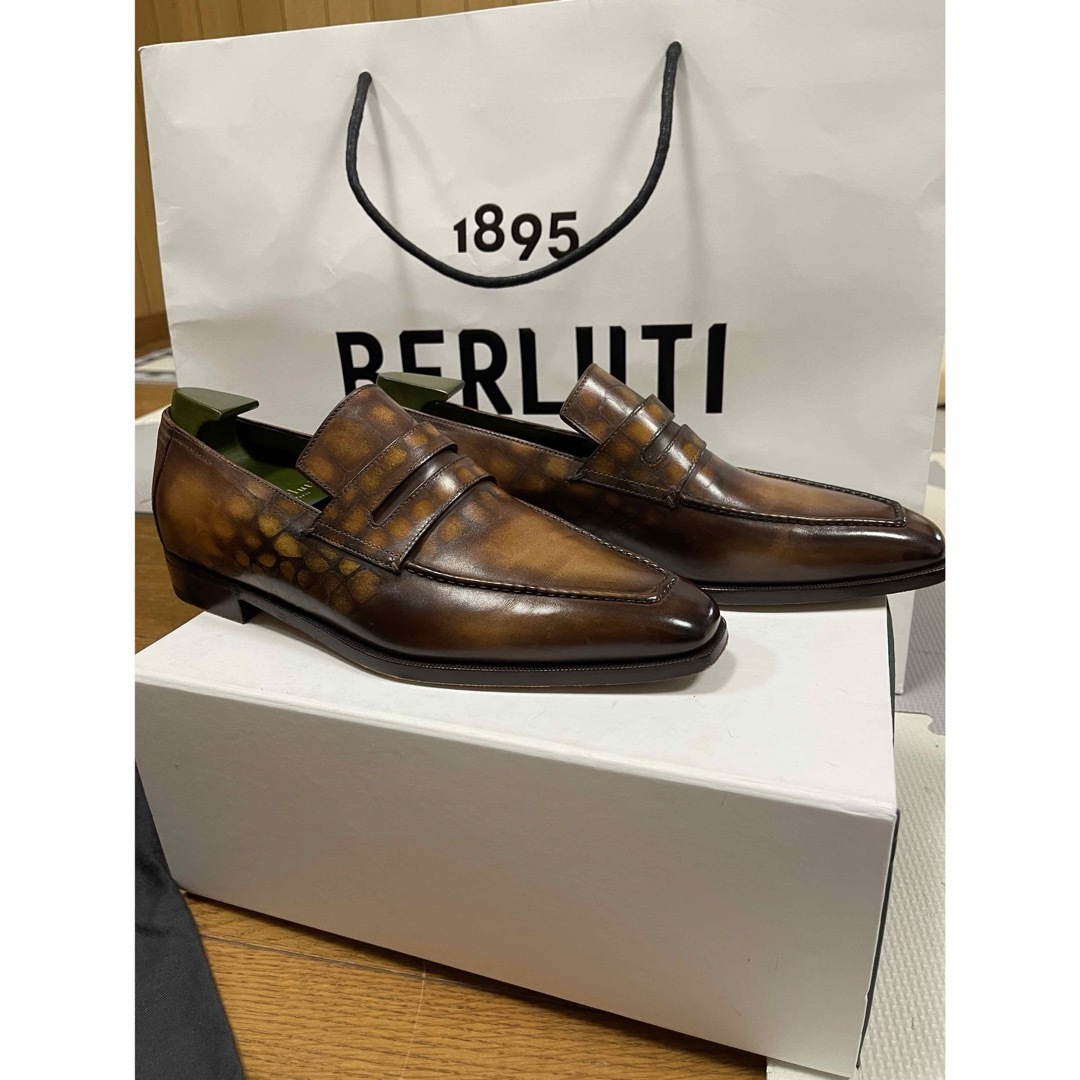 Berluti(ベルルッティ)の現行定価36万円ベルルッティ アンディデムジュールレザーローファーアリゲーター メンズの靴/シューズ(ドレス/ビジネス)の商品写真