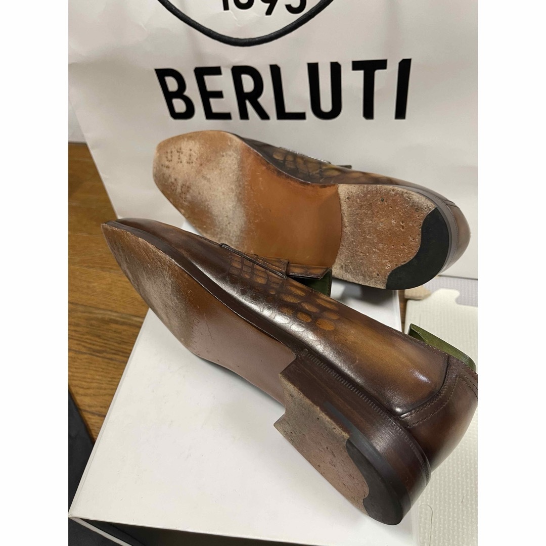 Berluti(ベルルッティ)の現行定価36万円ベルルッティ アンディデムジュールレザーローファーアリゲーター メンズの靴/シューズ(ドレス/ビジネス)の商品写真