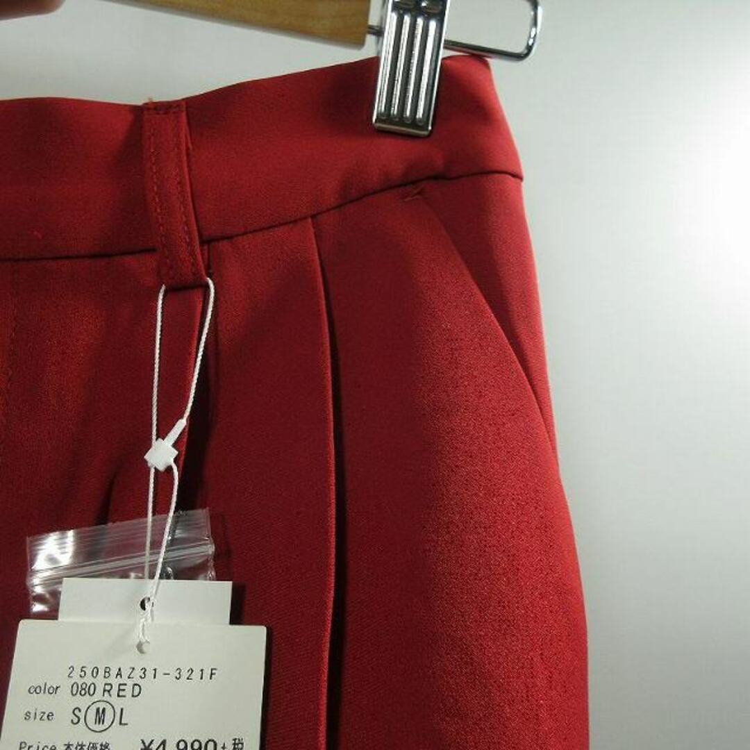 AZUL by moussy(アズールバイマウジー)のアズールバイマウジー タグ付き 近年 テーパードパンツ スラックス 赤 M レディースのパンツ(その他)の商品写真