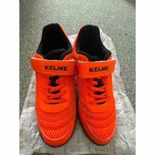 ケルメ(KELME)のケルメサッカーシューズ22.5㎝　オレンジ　二回着用のみ　美品　男女兼用(スニーカー)