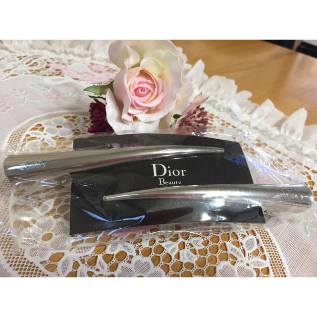 Dior(ディオール)の新品Diorヘアクリップ2個 レディースのヘアアクセサリー(バレッタ/ヘアクリップ)の商品写真