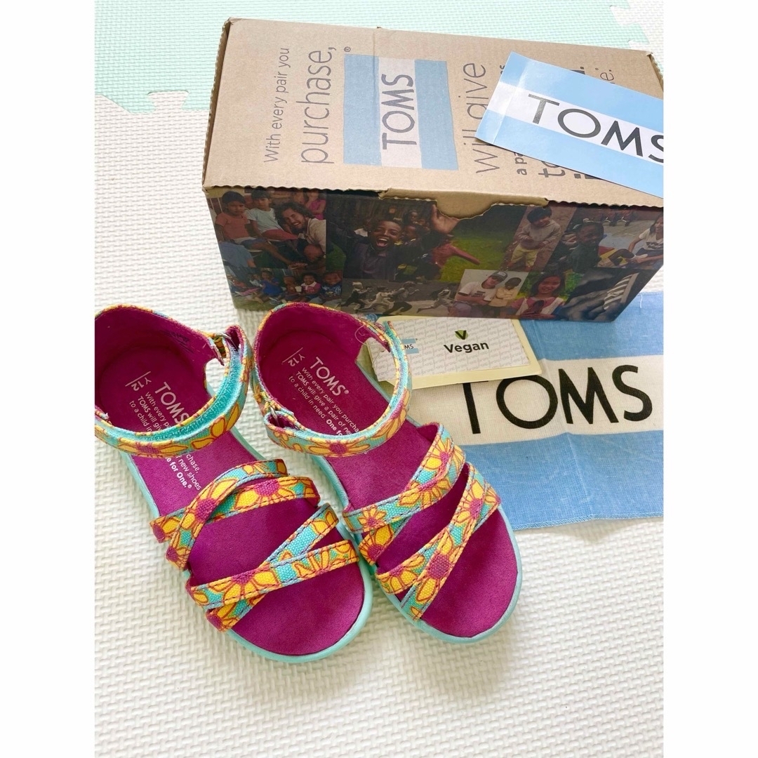 TOMS(トムズ)の★新品未使用★TOMS トムス　フラワーサンダル　17cm〜18cmサイズあり キッズ/ベビー/マタニティのキッズ靴/シューズ(15cm~)(サンダル)の商品写真