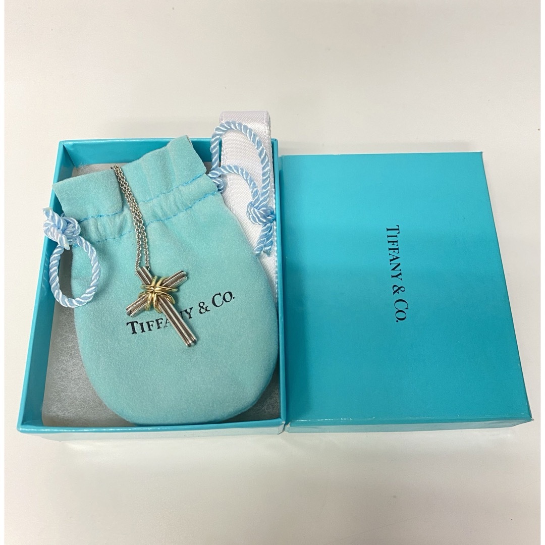 Tiffany & Co.(ティファニー)のティファニー　SV×YG 8.4g シグネチャークロス ネックレス　箱　 レディースのアクセサリー(ネックレス)の商品写真