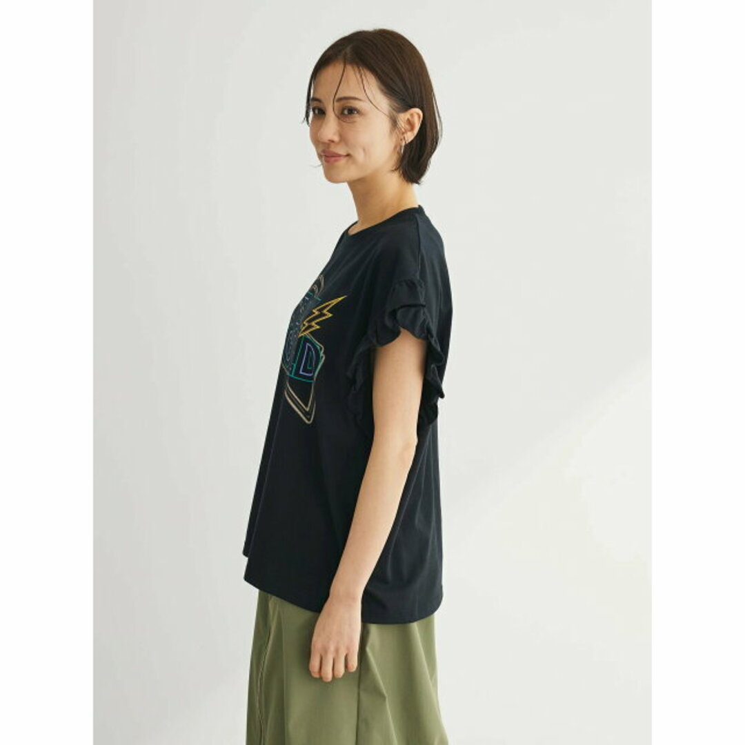 green parks(グリーンパークス)の【ブラック】DoubleFlags フリルショルダープリントTEE 24SS/レディース/夏/クルーネック/着映え/ レディースのトップス(カットソー(長袖/七分))の商品写真