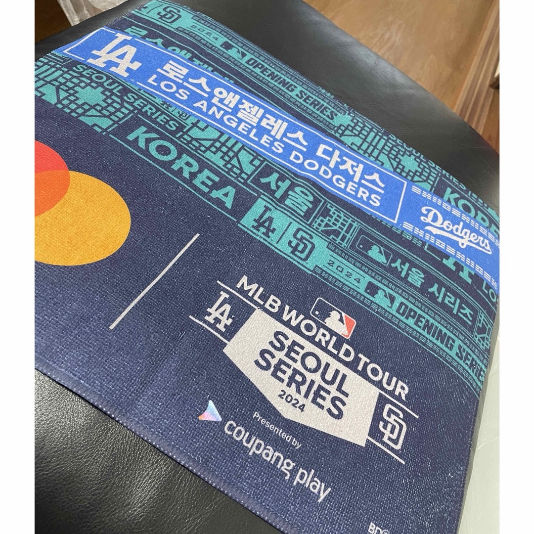 MLB(メジャーリーグベースボール)のドジャース　韓国開幕戦　限定タオル　パドレス　メジャーリーグ　タオル　大谷翔平 スポーツ/アウトドアの野球(記念品/関連グッズ)の商品写真
