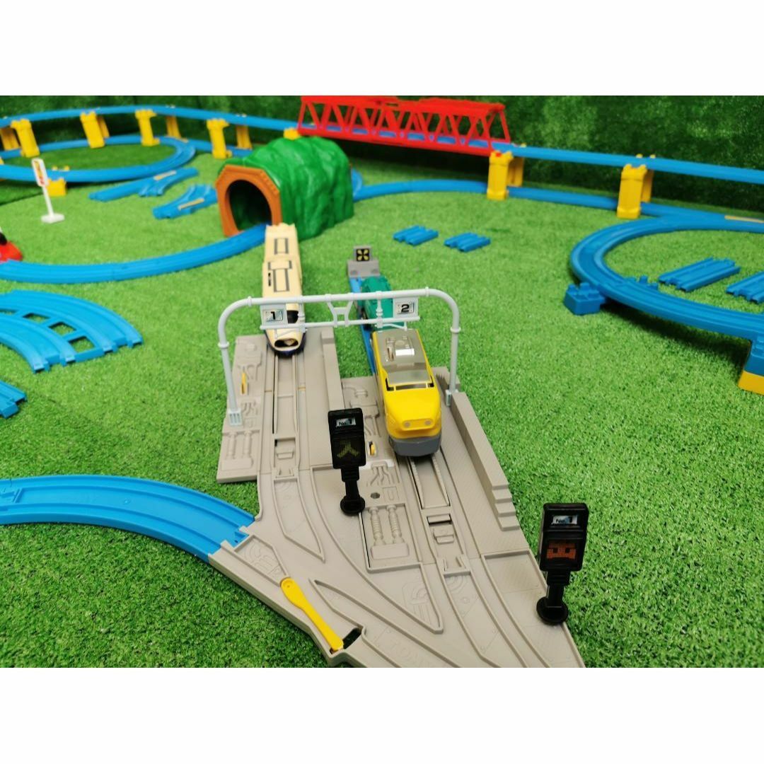 プラレール レイアウト 大きな鉄橋 駅 車両基地 Uターンレール トンネル 車両 エンタメ/ホビーのおもちゃ/ぬいぐるみ(鉄道模型)の商品写真