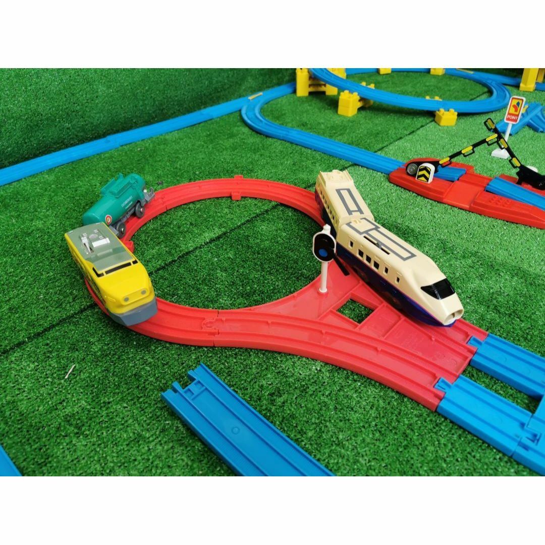プラレール レイアウト 大きな鉄橋 駅 車両基地 Uターンレール トンネル 車両 エンタメ/ホビーのおもちゃ/ぬいぐるみ(鉄道模型)の商品写真