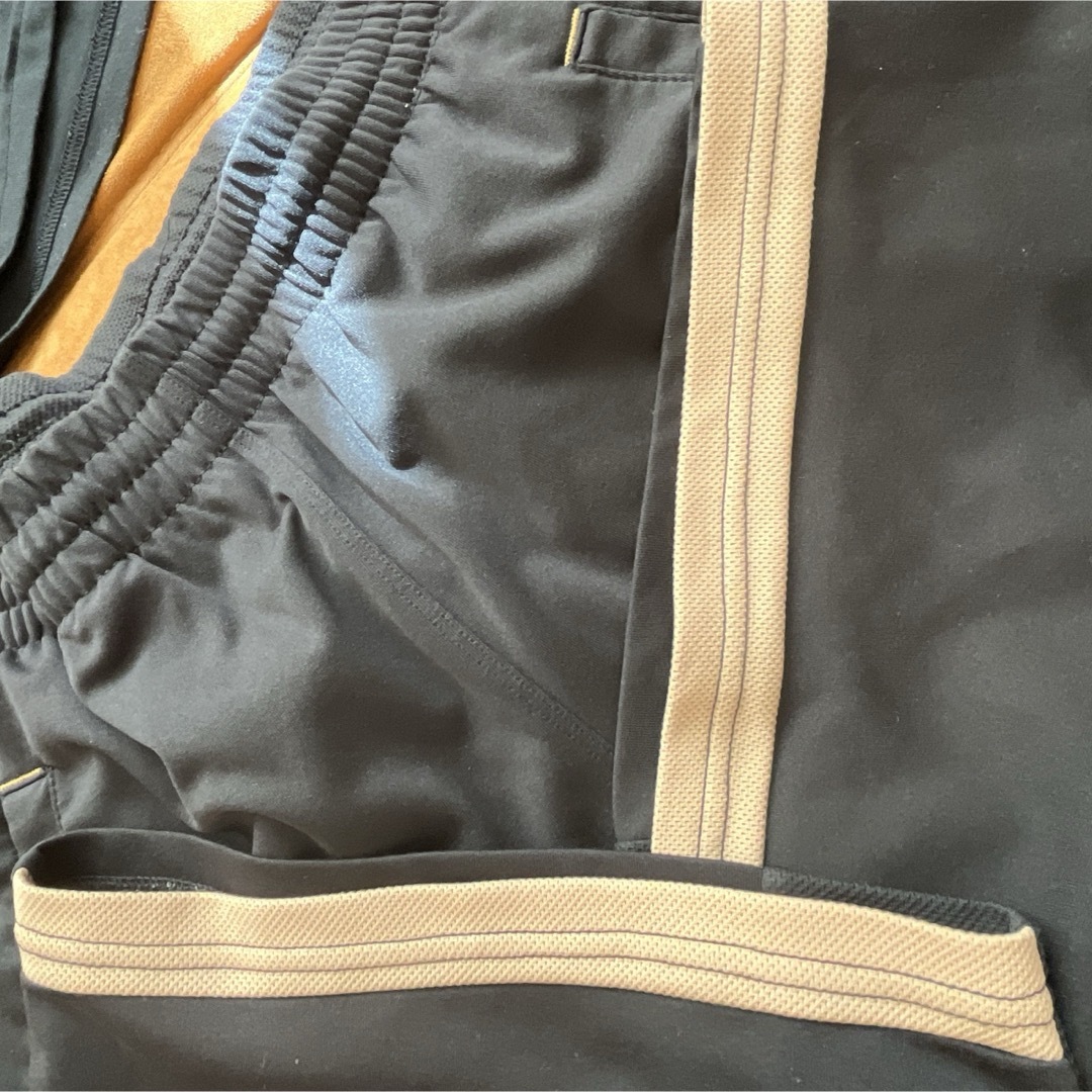 UMBRO(アンブロ)のアンブロ UMBRO 半 ジャージ ハーフパンツ スウェット  M 黒×ゴールド メンズのパンツ(ショートパンツ)の商品写真