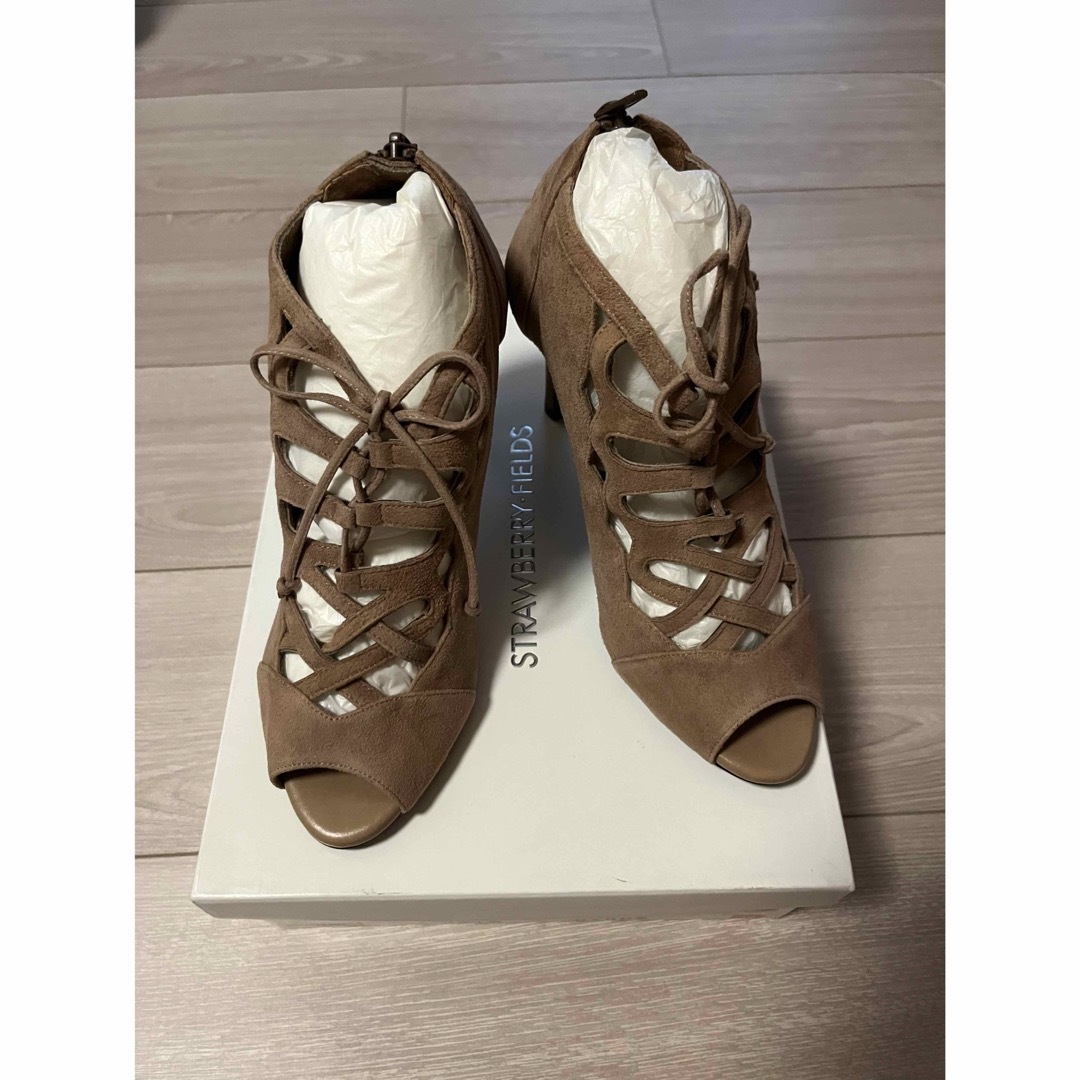 STRAWBERRY-FIELDS(ストロベリーフィールズ)のSTRAWBERRY-FIELDS ヒール サンダル パンプス グレーベージュ レディースの靴/シューズ(ハイヒール/パンプス)の商品写真