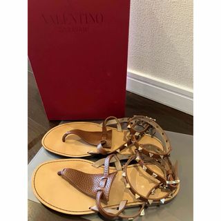 ヴァレンティノガラヴァーニ(valentino garavani)のvalentino美品ロックスタッズダブルストラップサンダルトングバレンチノ(サンダル)