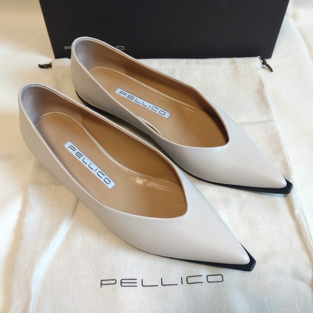 PELLICO(ペリーコ)のペリーコ フラット ポインテッドトゥ パンプス アッシュホワイト 37 レディースの靴/シューズ(ハイヒール/パンプス)の商品写真