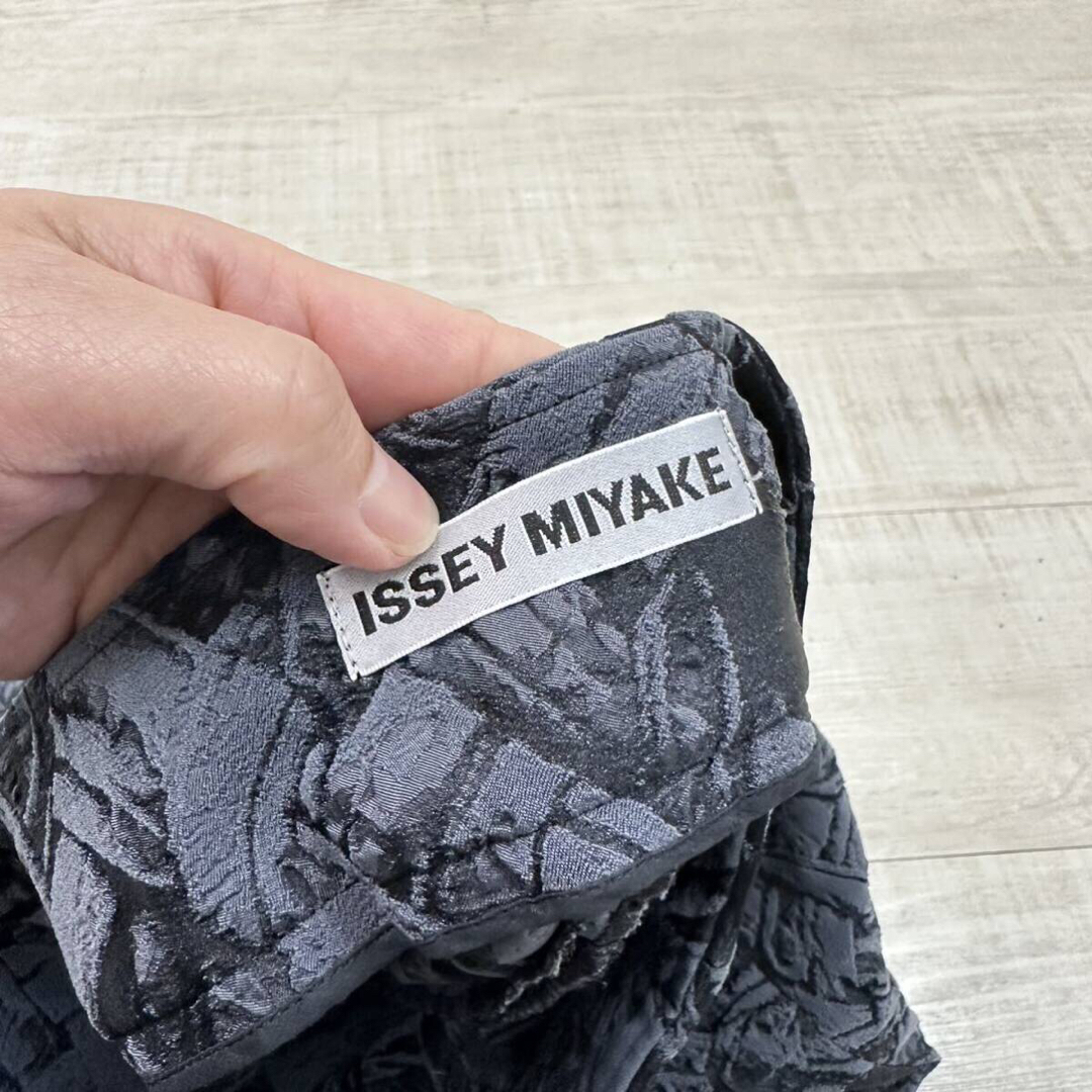 ISSEY MIYAKE(イッセイミヤケ)のイッセイミヤケ ストレッチ エンボス ? 立体 編み編み 総柄 スキニー パンツ レディースのパンツ(スキニーパンツ)の商品写真