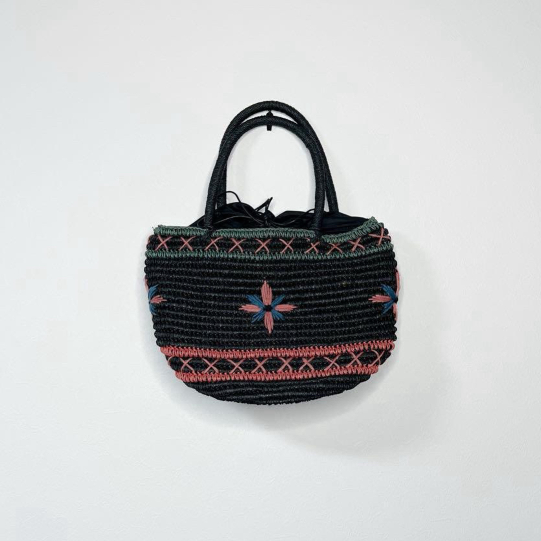 Nobrand 巾着型 かごバッグ 刺繍 ストローバッグ ブラック 黒 プチプラ レディースのバッグ(かごバッグ/ストローバッグ)の商品写真