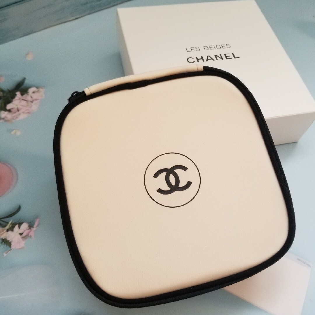 CHANEL(シャネル)の【新品】CHANEL シャネル ポーチ ホワイト スクエア  ノベルティ レディースのファッション小物(ポーチ)の商品写真