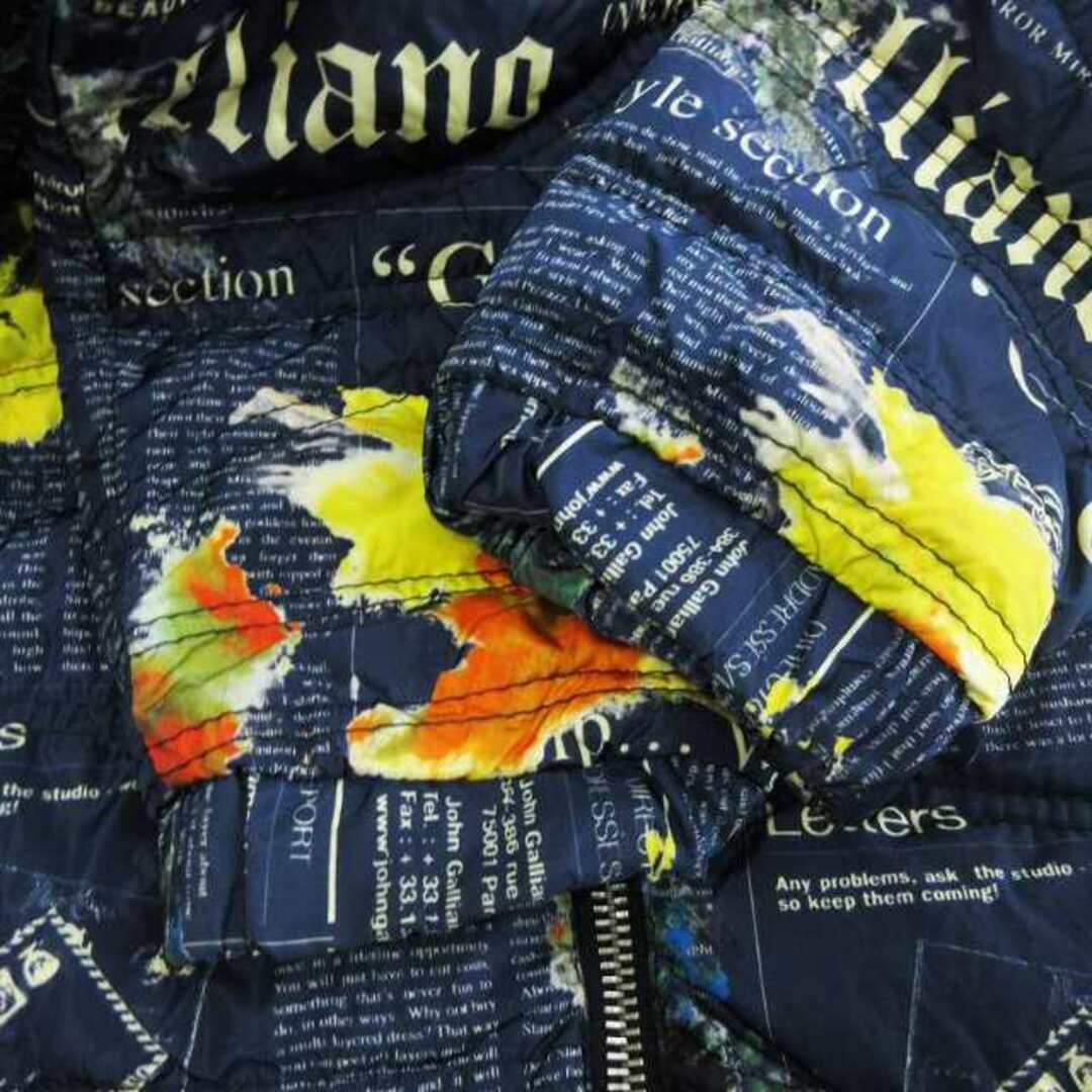 John Galliano(ジョンガリアーノ)のジョンガリアーノ ダウンジャケット ニュースペーパー柄 紺 32/46 ■SM メンズのジャケット/アウター(ダウンジャケット)の商品写真