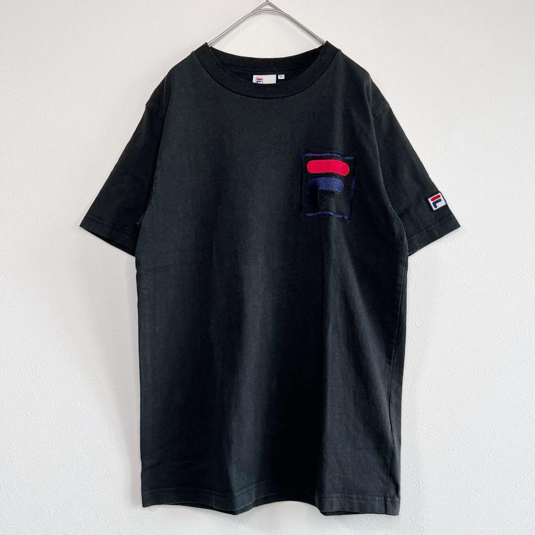 FILA(フィラ)のFILA 刺繍ロゴTシャツ M ブラック 黒 フィラ ワッペン ウィメンズ メンズのトップス(Tシャツ/カットソー(半袖/袖なし))の商品写真