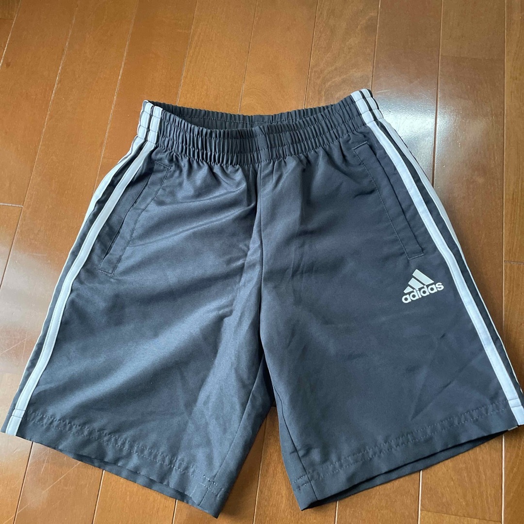 adidas(アディダス)のアディダス 140 キッズ ハーフパンツ 短パン ブラック adidas キッズ/ベビー/マタニティのキッズ服女の子用(90cm~)(パンツ/スパッツ)の商品写真