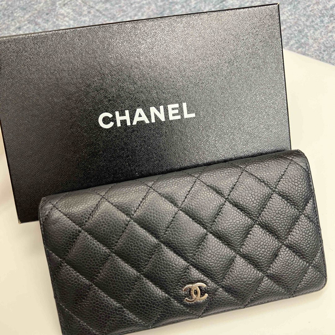 CHANEL(シャネル)のCHANEL  シャネル　マトラッセ　キャビアスキン　二つ折り長財布 レディースのファッション小物(財布)の商品写真