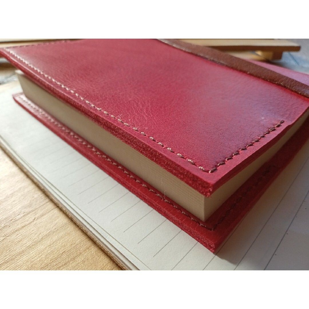 文庫本　革のブックカバー　ヌメ革　赤色×ブラウン　しおり付きDesign ハンドメイドの文具/ステーショナリー(ブックカバー)の商品写真