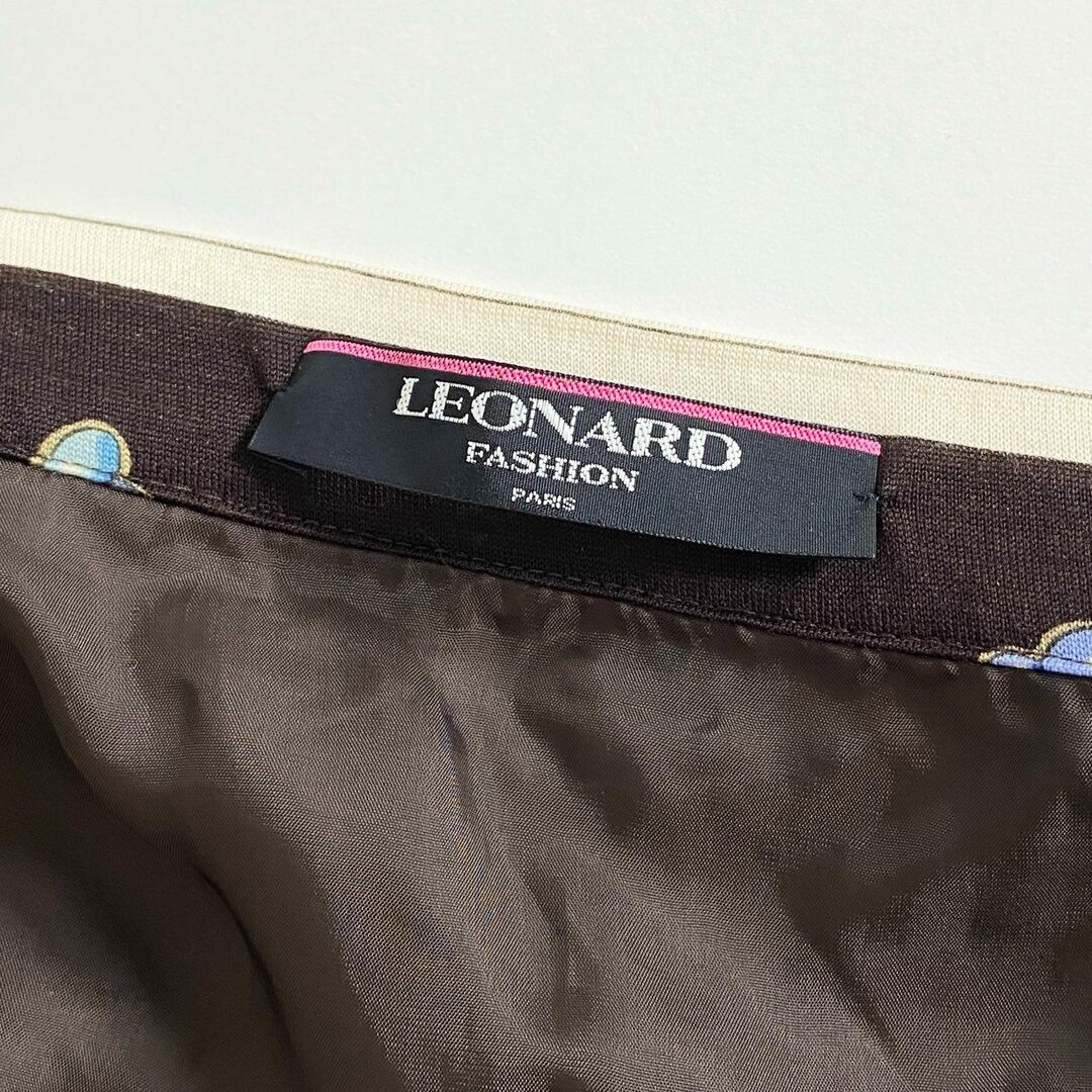 LEONARD(レオナール)の56d15 LEONARD FASHION レオナール 膝下スカート 総柄スカート 花柄 ラインストーン ペイズリー ウエスト76 ブラウン レディース 日本製 レディースのスカート(ロングスカート)の商品写真