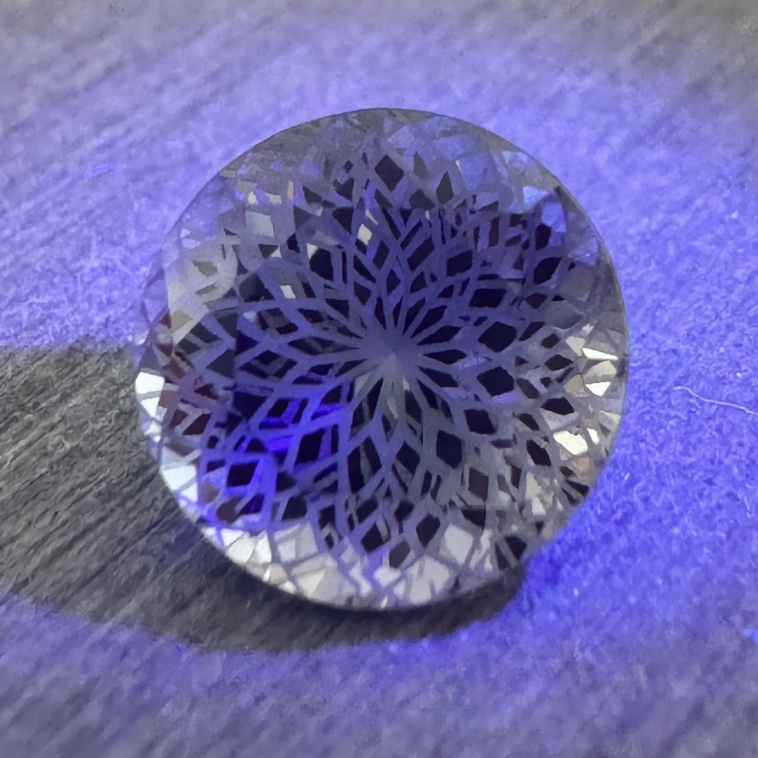 2.7ct 紫陽花色 合成サファイア 特殊ラウンドカット 001-A レディースのアクセサリー(その他)の商品写真