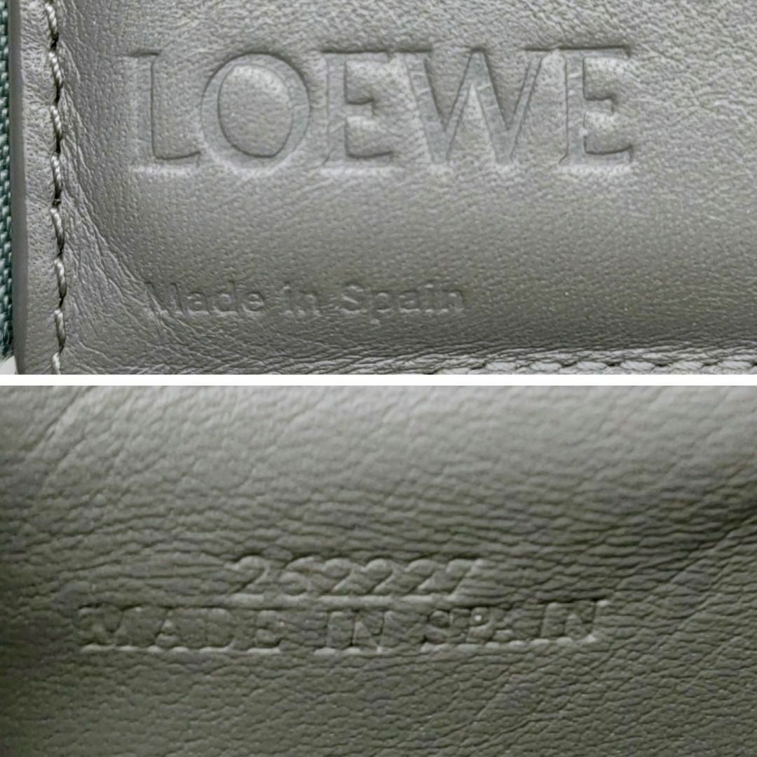 LOEWE(ロエベ)のロエベ　三つ折り財布　スモールバーティカルウォレット　グレー　アナグラム レディースのファッション小物(財布)の商品写真