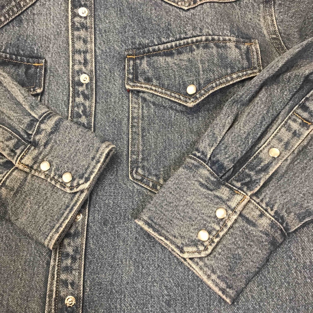 Levi's(リーバイス)のリーバイス　デニムシャツ　Ｍ レディースのジャケット/アウター(Gジャン/デニムジャケット)の商品写真