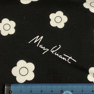 マリークワント(MARY QUANT)のマリークワント MARY QUANT 生地  黒 小花柄 オックス 50cm(生地/糸)