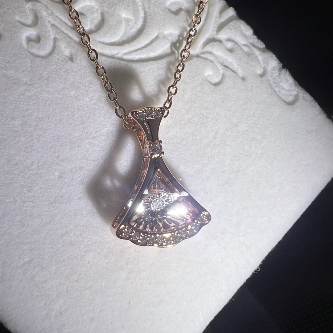 新品　揺れる天然ダイアモンドの扇形ネックレスAB887 レディースのアクセサリー(ネックレス)の商品写真