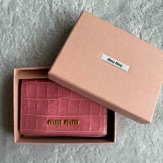 ミュウミュウ(miumiu)のMiumiu クロコカードケース(名刺入れ/定期入れ)