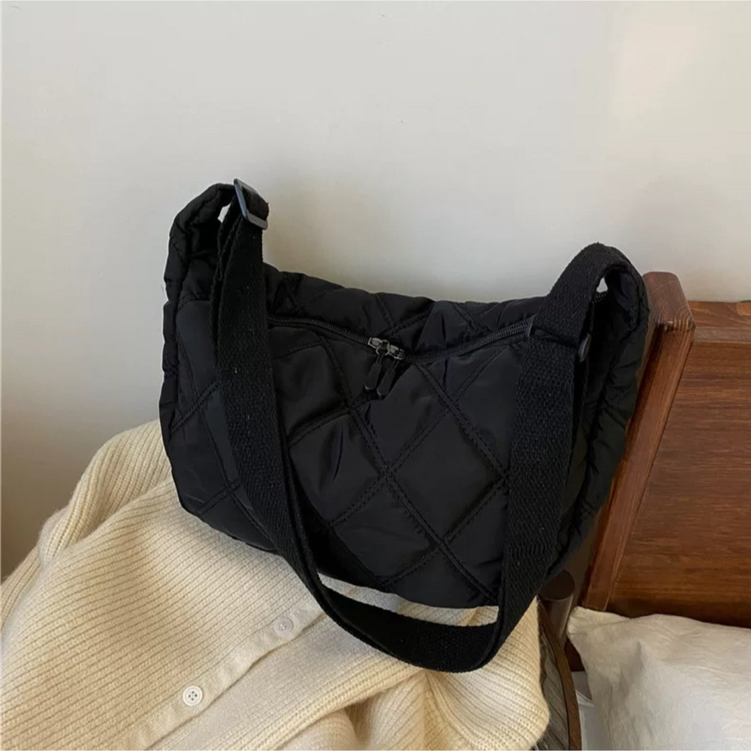 キルティング　ショルダー　肩掛け　韓国　2WAY　大容量　軽量　ナイロン　黒 レディースのバッグ(ショルダーバッグ)の商品写真