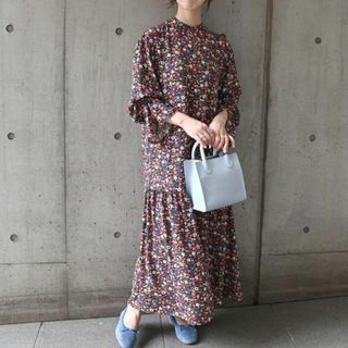 シップス(SHIPS)の極美品 シップスエニィ SHIPS any 小花柄ワンピース 春服 インナー付き(ロングワンピース/マキシワンピース)