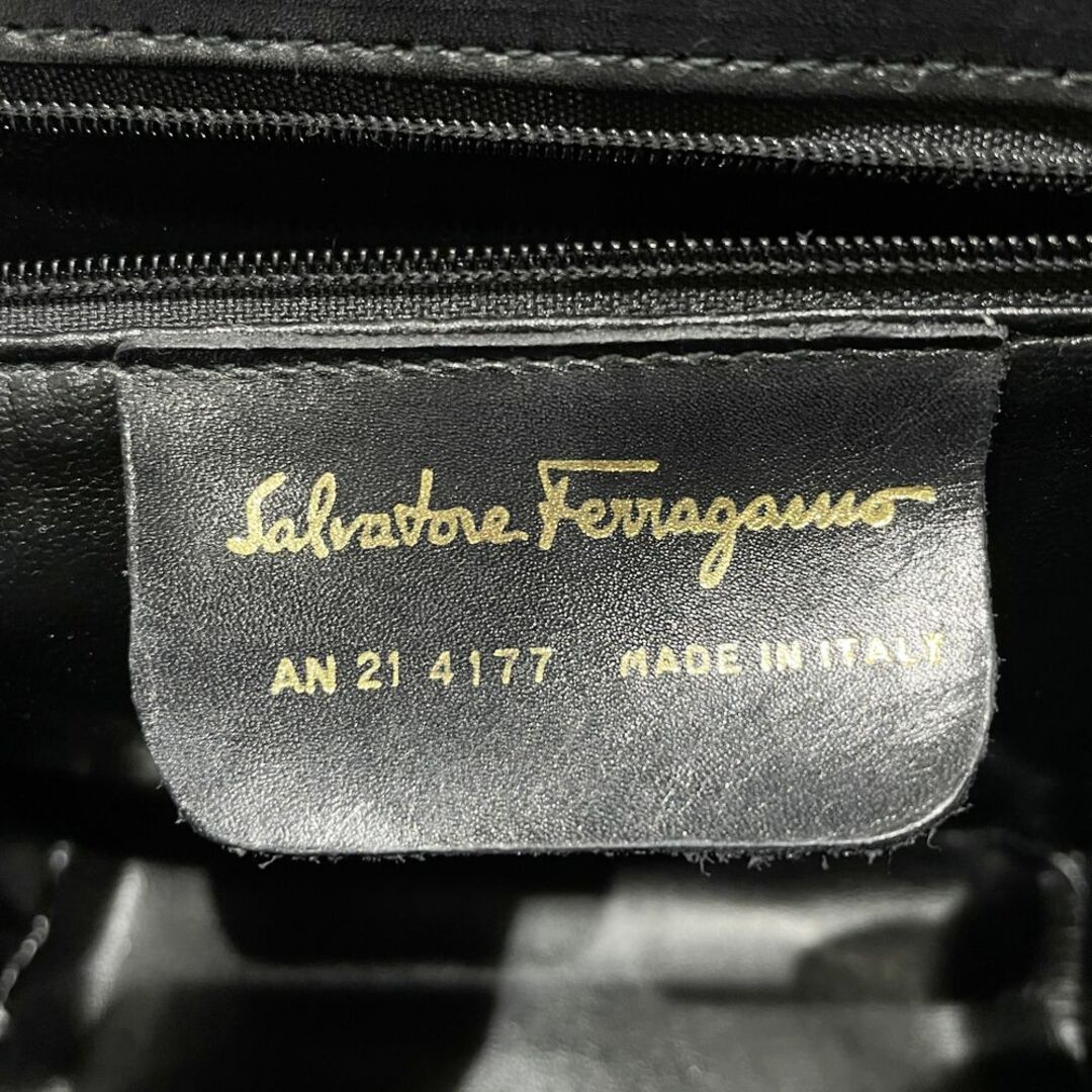 Salvatore Ferragamo(サルヴァトーレフェラガモ)のSalvatore Ferragamo ショルダーバッグ ヴァラ リボン ボックス型 斜め掛け AN-21 4177 レザー レディースのバッグ(ショルダーバッグ)の商品写真