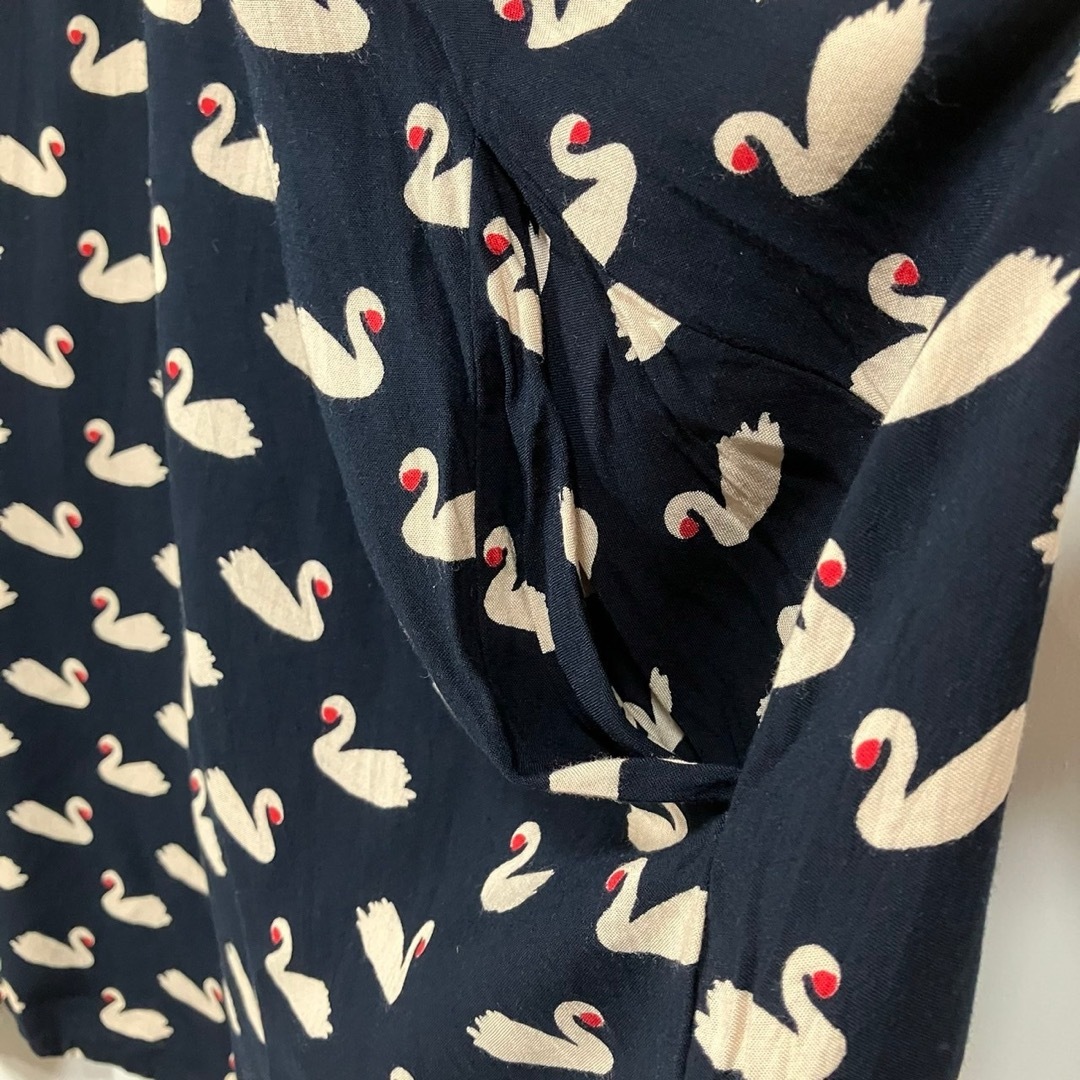 【ひざ丈ワンピース　白鳥　パターン柄デザイン　ポケット　オーバーサイズ　古着】 レディースのワンピース(ひざ丈ワンピース)の商品写真